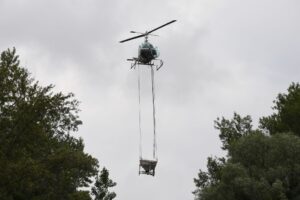Vom Helikopter aus verteilen die Stechmückenjäger den biologischen Wirkstoff Bti, der Larven tötet. (Archivfoto)