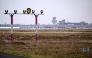 Am ehemaligen Flughafen Tegel ist ein 190 Hektar großer Landschaftspark geplant. (Archivbild)