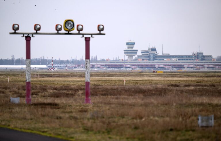 Am ehemaligen Flughafen Tegel ist ein 190 Hektar großer Landschaftspark geplant. (Archivbild) Foto: Bernd von Jutrczenka/dpa