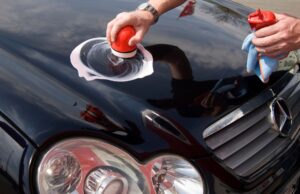 Alles glänzt, aber: Reinigungsmittel fürs Auto können gefährliche Chemikalien enthalten. In dem Fall gibt es ein Gefahrensymbol auf der Verpackung und sie muss als Sondermüll entsorgt werden.