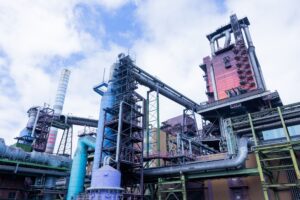 Hochofen 8 von Thyssenkrupp in Duisburg soll durch eine klimafreundlichere Direktreduktionsanlage ersetzt werden. Deren Bau durch das Unternehmen SMS hat bereits begonnen. (Archivbild)