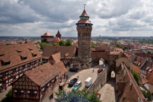 Ab Anfang August werden die Jungtiere von der Kaiserburg voraussichtlich in den Süden fliegen, um dort ihren ersten Winter zu verbringen. (Archivbild)