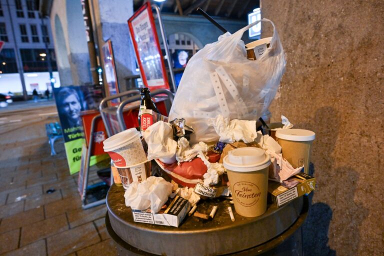 Die bayerische Staatsregierung verbietet den Kommunen, eine Verpackungssteuer einzuführen. (Symbolbild) Foto: Peter Kneffel/dpa
