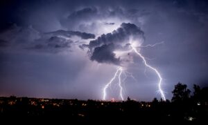 Bei hoher Spannung entlädt sich die Energie in Form eines Blitzes - wie hier bei Görlitz. (Archivbild)