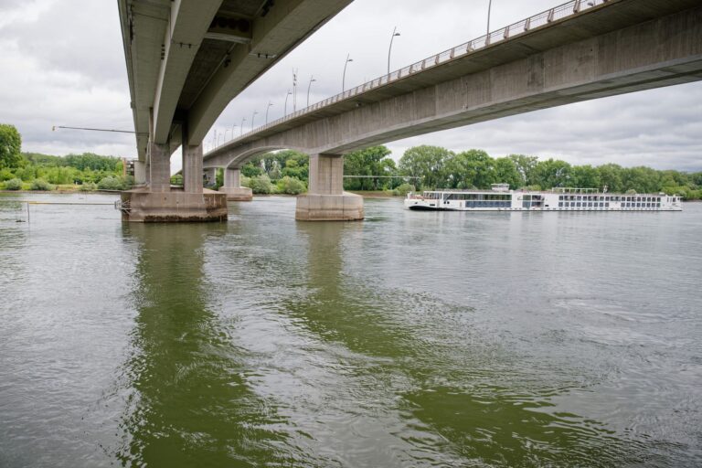Die Rheingütestation in Worms gilt als ein zentraler Bestandteil des Gewässerschutzes am Rhein. Foto: Uwe Anspach/dpa