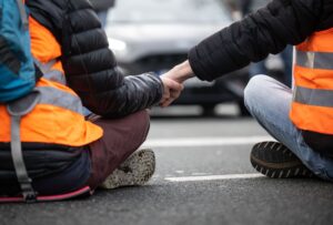 Klimaaktivisten der Klima-Gruppe Letzte Generation blockieren eine Straße. Die Gruppe nennt sich inzwischen Neue Generation. (Archivbild)