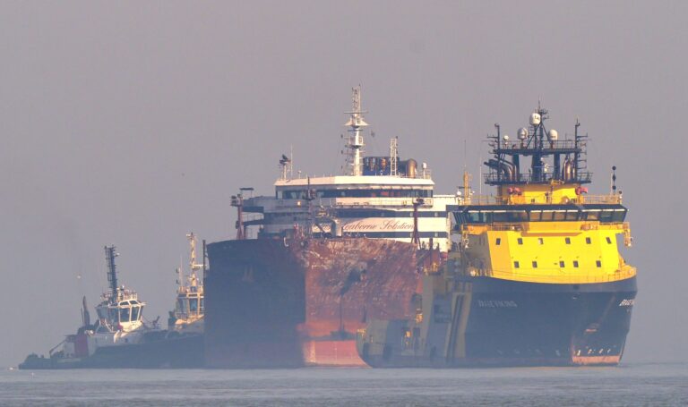 Die Kollision des Containerschiffs Solong mit dem Tanker Stena Immaculate vor der englischen Küste im März verursachte einen großen Brand. Die Britischen Inseln sind laut Allianz wegen des regen Schiffsverkehrs ein sehr unfallträchtiges Gewässer. Foto: Yui Mok/PA Wire/dpa