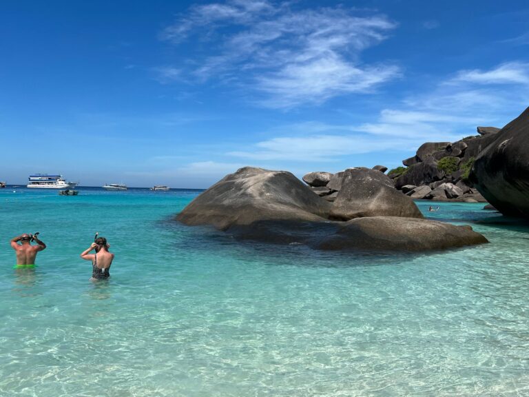 Die Similan Islands mit ihren Granitformationen sind bei Tagestouristen aus aller Welt beliebt - und dürfen sich jetzt wieder erholen. (Archivbild) Foto: Carola Frentzen/dpa
