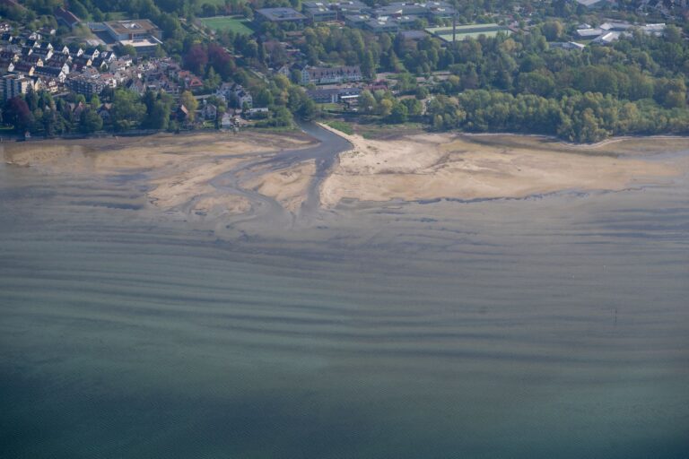 An vielen Gewässern wird das Wasser knapp. Auch im Bodensee ist der Pegel deutlich niedriger als zu dieser Jahreszeit üblich.  Foto: Stefan Puchner/dpa