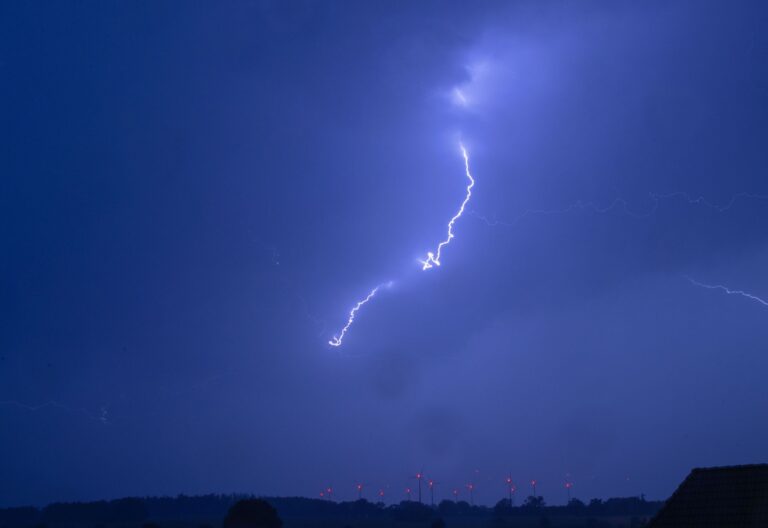 Tausende Blitze wurden im Nordosten gezählt. (Symbolbild) Foto: Jens Büttner/dpa-Zentralbild/dpa
