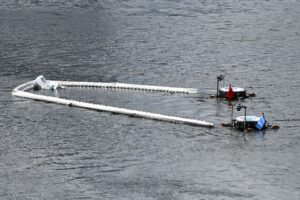 Zwei schwimmende Roboter sammeln bei einem Pressetermin in Hamburg-Harburg Müll auf dem Wasser ein.