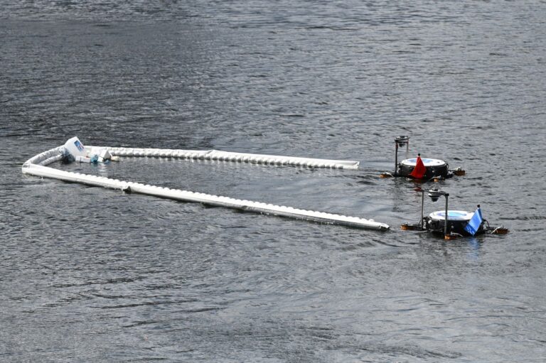 Zwei schwimmende Roboter sammeln bei einem Pressetermin in Hamburg-Harburg Müll auf dem Wasser ein.  Foto: David Hammersen/dpa