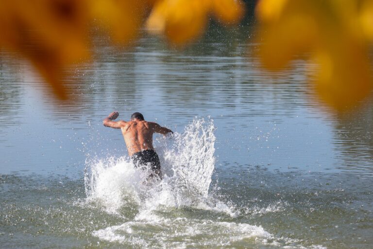 Nichts wie rein ins kühle Nass: Laut Gesundheitsministerium sind fast alle Seen im Land sauber genug, um bedenkenlos schwimmen und plantschen zu gehen. (Symbolbild) Foto: Thomas Warnack/dpa