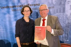 Die Landesregierung Mecklenburg-Vorpommerns will den Klimaschutz in die Fläche tragen - wie das geschehen soll, stellten Eva Mahnke von fint e.V. und Umweltminister Till Backhaus vor.