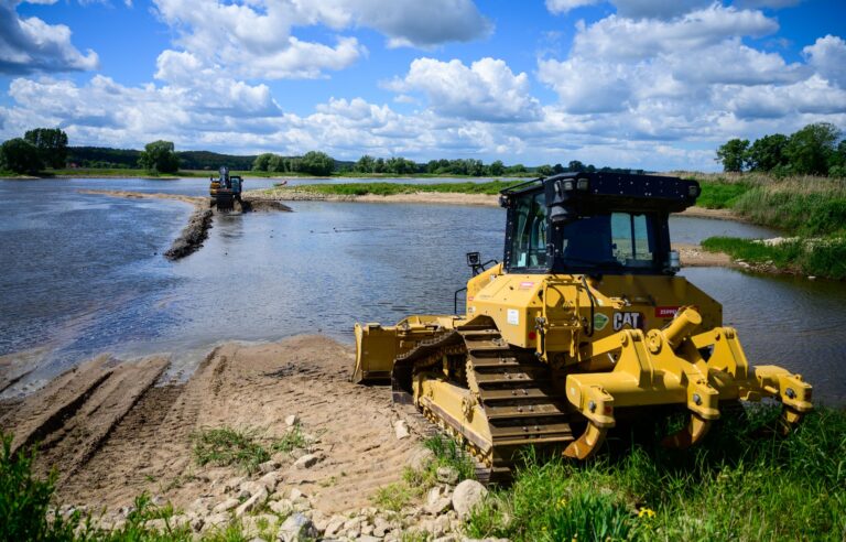 Wegen des Niedrigwassers in der Elbe pausiert eine Fähre im Landkreis Lüneburg. Foto: Philipp Schulze/dpa