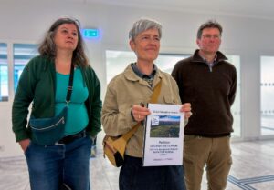 Vertreter einer Bürgerinitiative in der Märkischen Schweiz protestieren mit der Übergabe einer Petition im Landtag gegen den Bau von Solarparks.