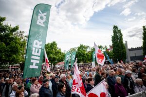 Bei einer Kundgebung fordern Demonstranten die Zukunftssicherung für die Ölraffinerie PCK in Schwedt, die als Folge des russischen Angriffskriegs auf die Ukraine in wirtschaftliche Schwierigkeiten geriet.