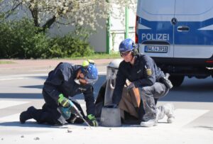 Aktivisten von 'End Zement" klebten sich fest und blockierten stundenlang die Zufahrt zu einem Zementwerk eines Baustoffunternehmens südlich von Heidelberg.