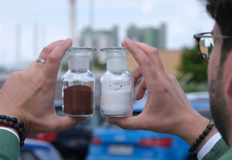 Proben mit Klärschlammasche (l) und Phosphatdünger (r) sind in Schkopau zu sehen. Foto: Sebastian Willnow/dpa