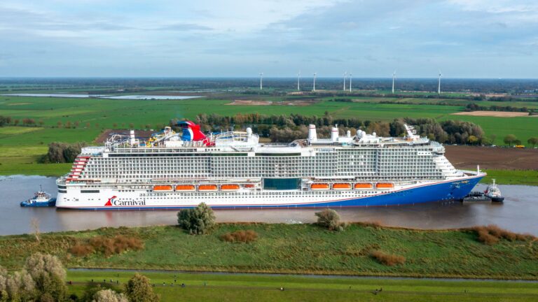 Die Meyer Werft soll auch über 2029 hinaus Schiffe über die Ems überführen können - das Land will vorsorglich ins Risiko gehen. (Archivfoto) Foto: Sina Schuldt/dpa