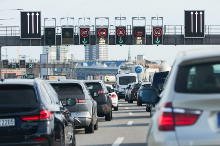 Autobauer bekommen in der EU mehr Zeit, um sich an Klimavorgaben zu halten. (Archivbild)   Foto: Georg Wendt/dpa