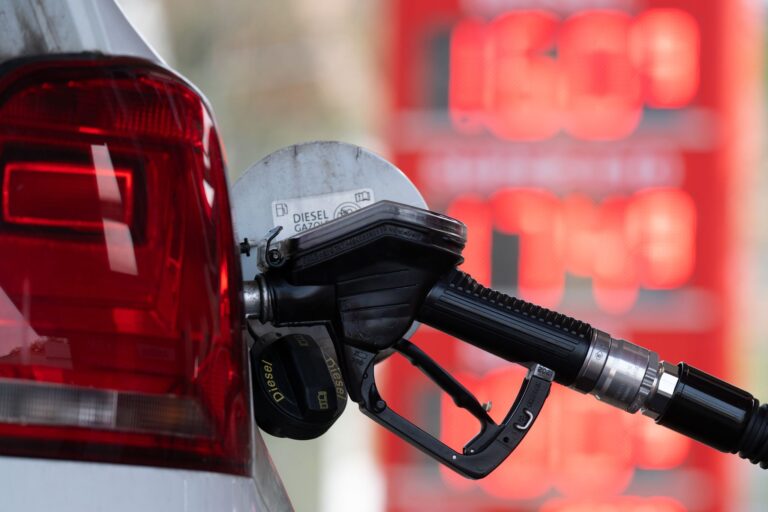 Tanken dürfte in den nächsten Tagen noch teurer werden. (Symbolbild) Foto: Sebastian Kahnert/dpa