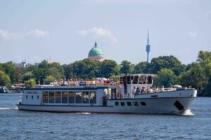 In Potsdam gibt es viele Parks, die ein schattiges Plätzchen bieten (Archivbild).