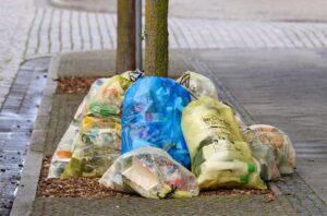 Müll aus Haushalten am Straßenrand - der größte Posten bei den Abfällen entsteht allerdings anderswo. (Archivbild)