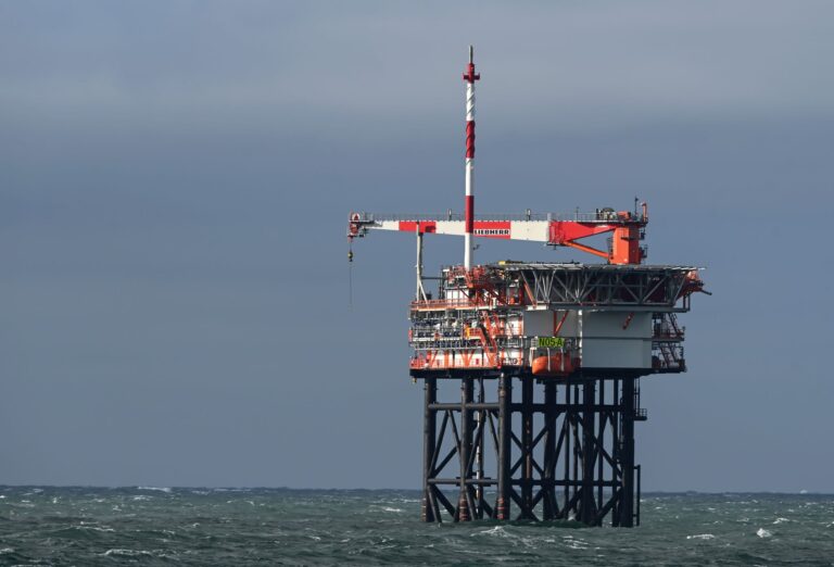 Von einer neuen Plattform in der Nordsee vor der Insel Borkum fördert der Energiekonzern One-Dyas seit Kurzem Erdgas. (Archivbild) Foto: Lars Penning/dpa
