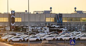 Der US-Elektroautohersteller Tesla will in seinem Werk in Grünheide weiter Abwasser recyceln - ein Wasservertrag ist unterschrieben. (Archivbild)
