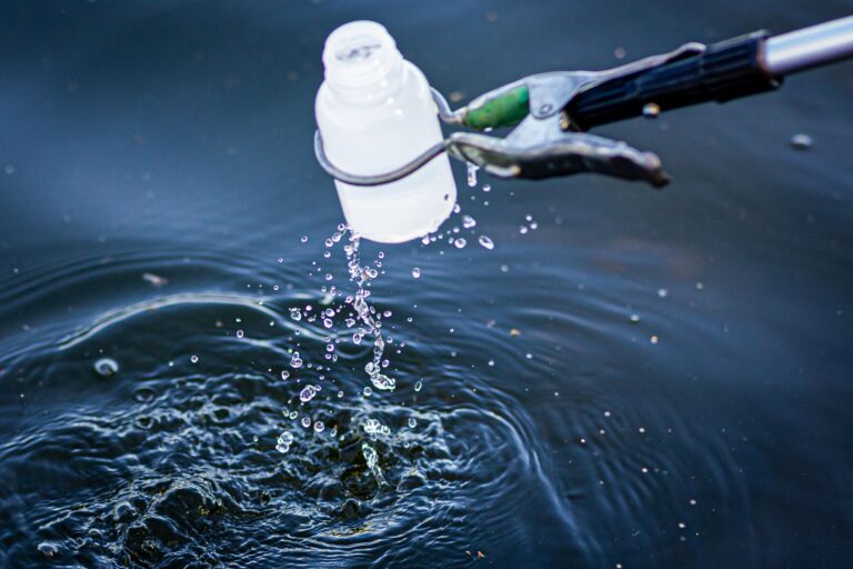 Die PFAS-Belastung in NRW-Flüssen geht nach Messungen des Landesamtes zurück. (Symbolbild) Foto: Moritz Frankenberg/dpa