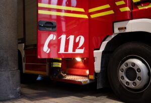 Die Feuerwehr setzte eine Ölsperre. (Symbolbild)