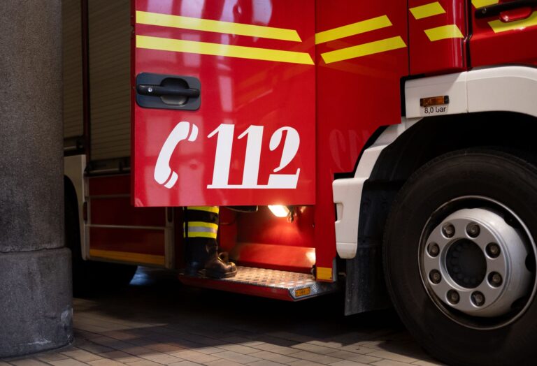 Die Feuerwehr setzte eine Ölsperre. (Symbolbild) Foto: Niklas Treppner/dpa