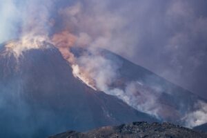 Der etwa 3.350 Meter hohe Ätna bricht mehrmals im Jahr aus und wird von Fachleuten ständig überwacht.