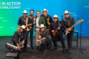Nach der Song-Präsentation begrüßte Schwarzenegger seine Musiker-Freunde auf der Bühne.