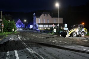 Schon in der Nacht begannen die Einsatzkräfte mit den Reinigungsarbeiten.