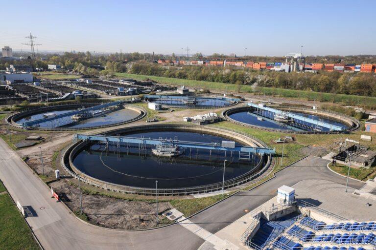 Die Kläranlage im nordrhein-westfälischen Dortmund-Deusen arbeitet bereits mit einer vierten Reinigungsstufe. (Archivbild) Foto: Oliver Berg/dpa