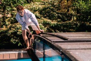 Pools können zur Tierfalle werden: Abdeckungen können Planschbecken und Pools über Nacht sichern.