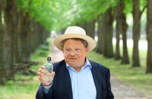 Gesundheitsminister Andreas Philippi macht es vor: Auch ein Hut kann bei Hitze helfen.