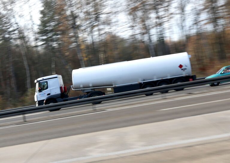 Wann der Tanklaster geborgen wird, ist unklar. (Symbolbild) Foto: Roland Weihrauch/dpa
