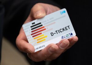 Wer in Frankfurt nachweislich sein Auto abschafft, erhält ein Deutschlandticket-Abo für ein Jahr. (Foto Archiv).