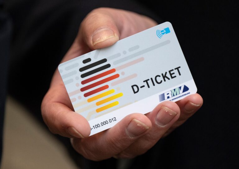 Wer in Frankfurt nachweislich sein Auto abschafft, erhält ein Deutschlandticket-Abo für ein Jahr. (Foto Archiv). Foto: Boris Roessler/dpa/dpa-tmn