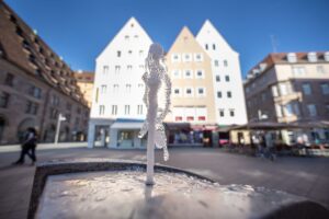 Trinkwasserbrunnen wie hier in Nürnberg sollen an heißen Tagen möglichst vielen Menschen den Zugang zu Trinkwasser ermöglichen. (Archivbild)