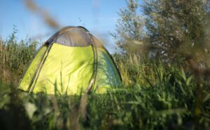 Wildcampen kann verlockend klingen - ist in Rheinland-Pfalz aber nicht erlaubt. (Symbolbild)