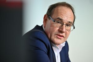 Rund 27 Millionen Euro sind im Landeshaushalt für Investitionen in den kommunalen Klimaschutz vorgesehen. Die Vereinbarung dafür haben Umweltminister Tilo Kummer (BSW) und Vertreter der Spitzenverbände von Kommunen und Landkreisen nun unterzeichnet. (Archivbild)