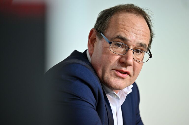 Rund 27 Millionen Euro sind im Landeshaushalt für Investitionen in den kommunalen Klimaschutz vorgesehen. Die Vereinbarung dafür haben Umweltminister Tilo Kummer (BSW) und Vertreter der Spitzenverbände von Kommunen und Landkreisen nun unterzeichnet. (Archivbild) Foto: Martin Schutt/dpa