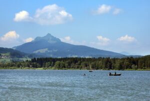 Die Badegewässer in Bayern haben einer EU-Behörde zufolge fast durchweg eine ausgezeichnete Wasserqualität. Lediglich einer der getesteten Seen fiel mit einem mangelhaften Wert an einer Messstelle auf: der Grüntensee bei Wertach im Allgäu. Die Auswertung bezieht sich auf das Jahr 2024.