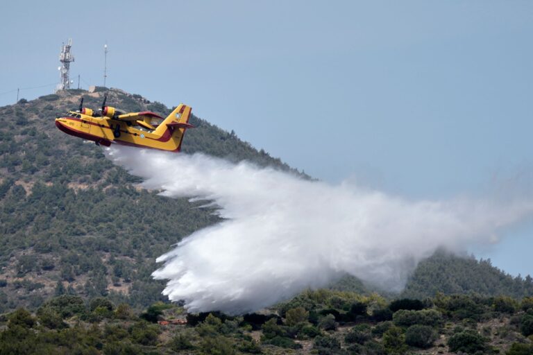 Löschflugzeuge sind weiterhin unterwegs. (Archivbild) Foto: Thanassis Stavrakis/AP/dpa