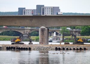 Brücken, Straßen, Energienetze: Die deutsche Infrastruktur soll mit Milliardenschulden modernisiert werden. (Archivbild)