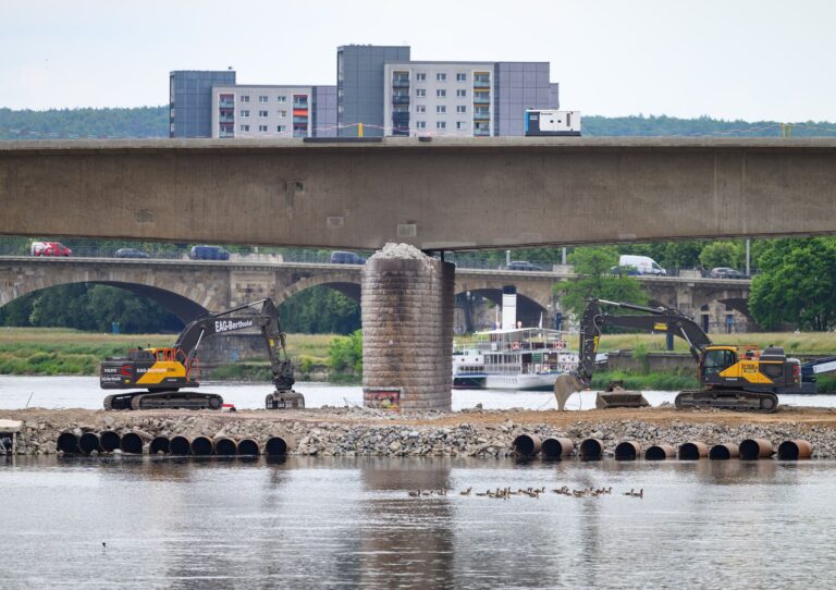 Brücken, Straßen, Energienetze: Die deutsche Infrastruktur soll mit Milliardenschulden modernisiert werden. (Archivbild) Foto: Robert Michael/dpa